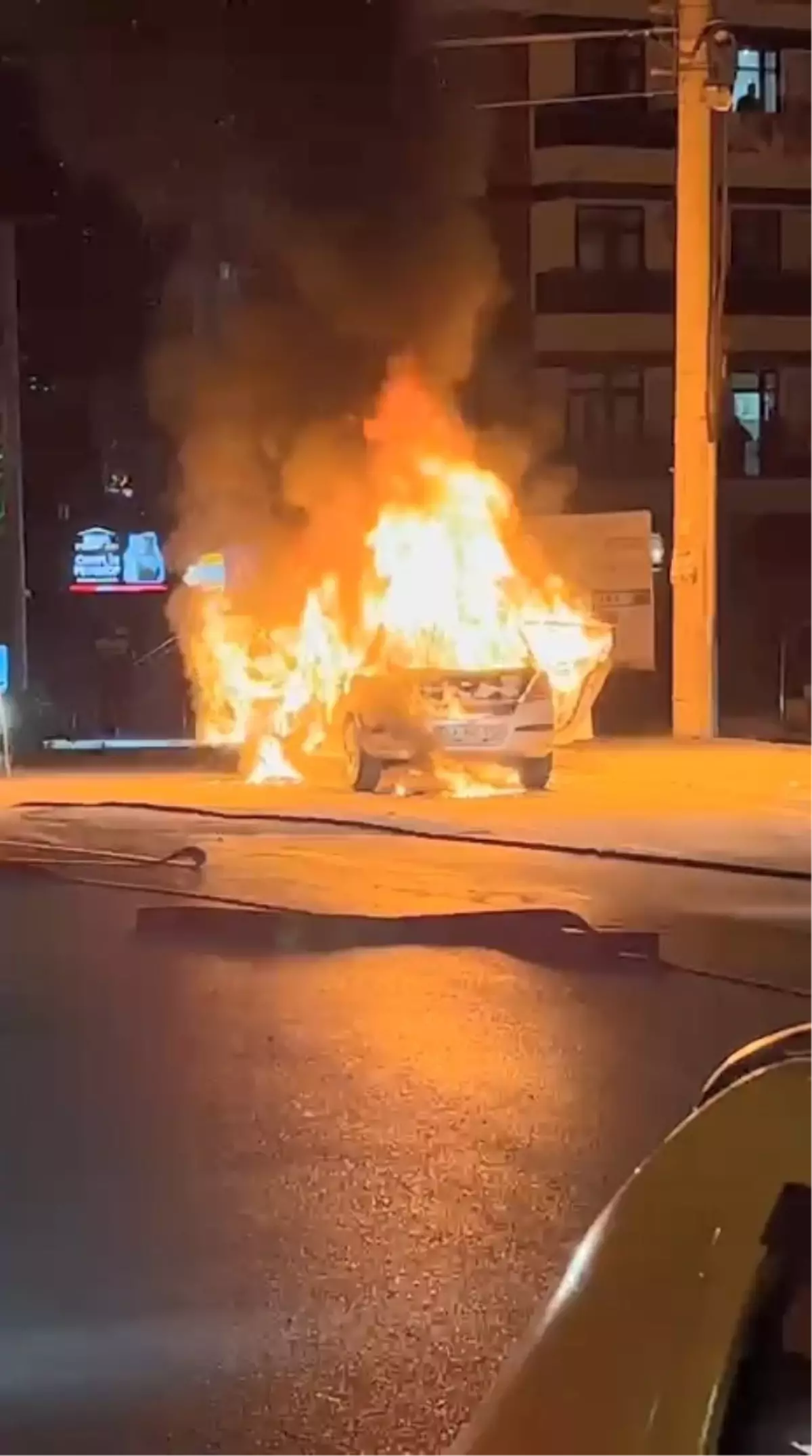 İzmit’te Seyir Halindeki Otomobil Alev Alev Yandı