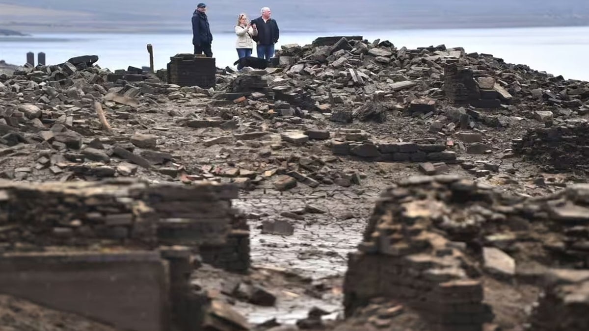 Sular çekildi, altından bir köy çıktı
