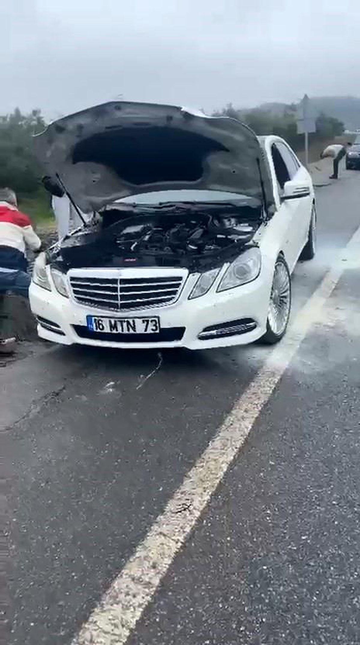 Lüks otomobil küle dönmeden söndürüldü