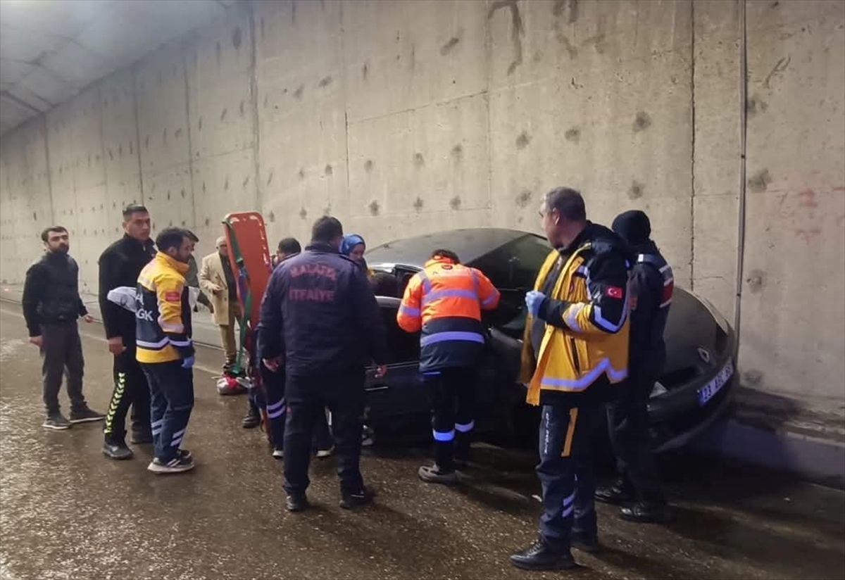 Malatya’da tünel içinde kaldırıma çarpan otomobildeki 3 kişi yaralandı