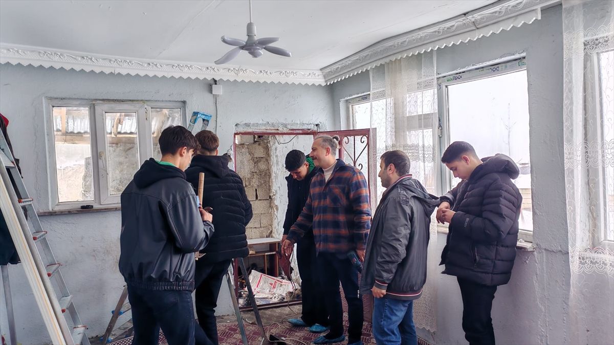 Meslek liseliler kırsaldaki yaşlı ve ihtiyaç sahiplerinin evlerine “ışık” oluyor