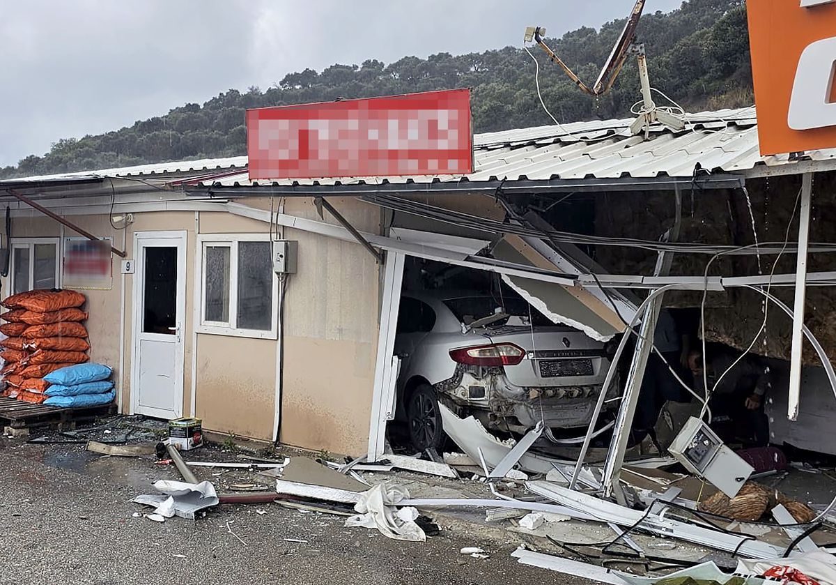 Hatay’da Otomobil Prefabrik İş Yerlerine Çarptı
