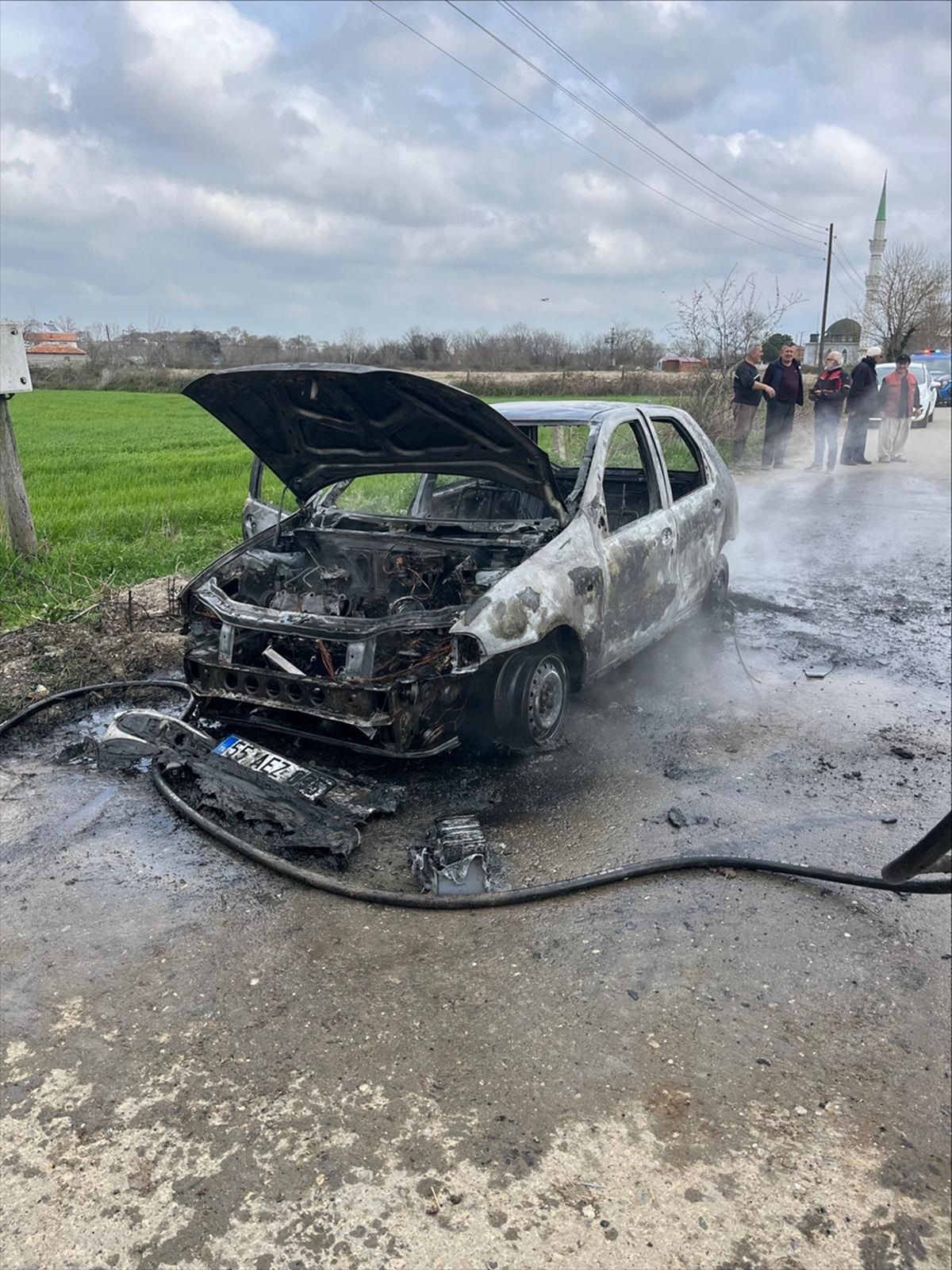 Samsun’da seyir halindeyken yanan otomobil kullanılamaz hale geldi