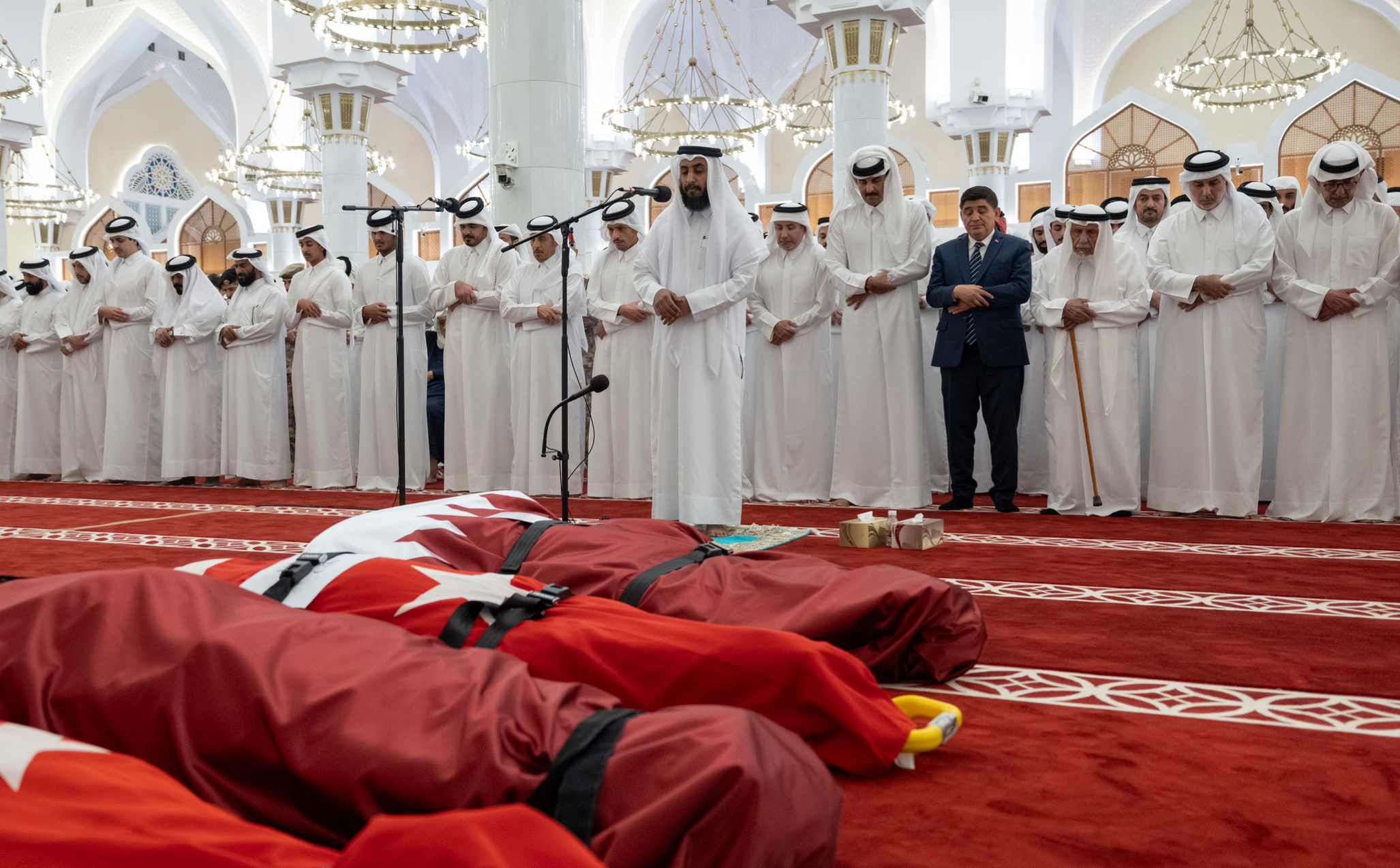 Şehitlerin ve bayrağın yerde ne işi var?