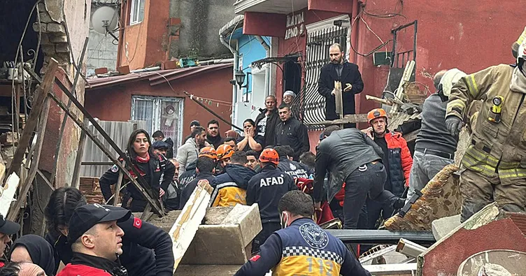 SON DAKİKA: Fatih’te 2 bina çöktü! 5 kişi enkaz altındaydı! Son kişi de sağ çıkarıldı!