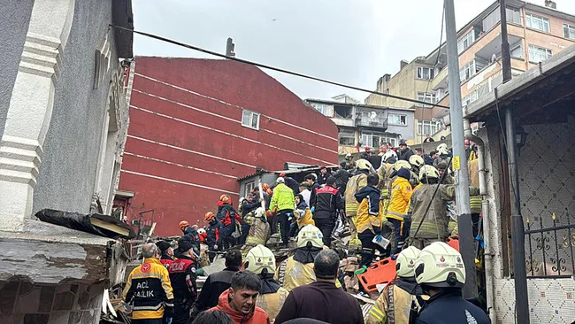 son-dakika-fatihte-2-bina-coktu-4-kisi-enkaz-altindan-sag-olarak-kurtarildi-enkaz-altindaki-1-kisi-icin-calism-1774174462158.jpeg (800×450)