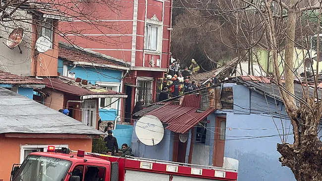 son-dakika-fatihte-2-bina-coktu-4-kisi-enkaz-altindan-sag-olarak-kurtarildi-enkaz-altindaki-1-kisi-icin-calism-1774174464383.jpeg (800×450)