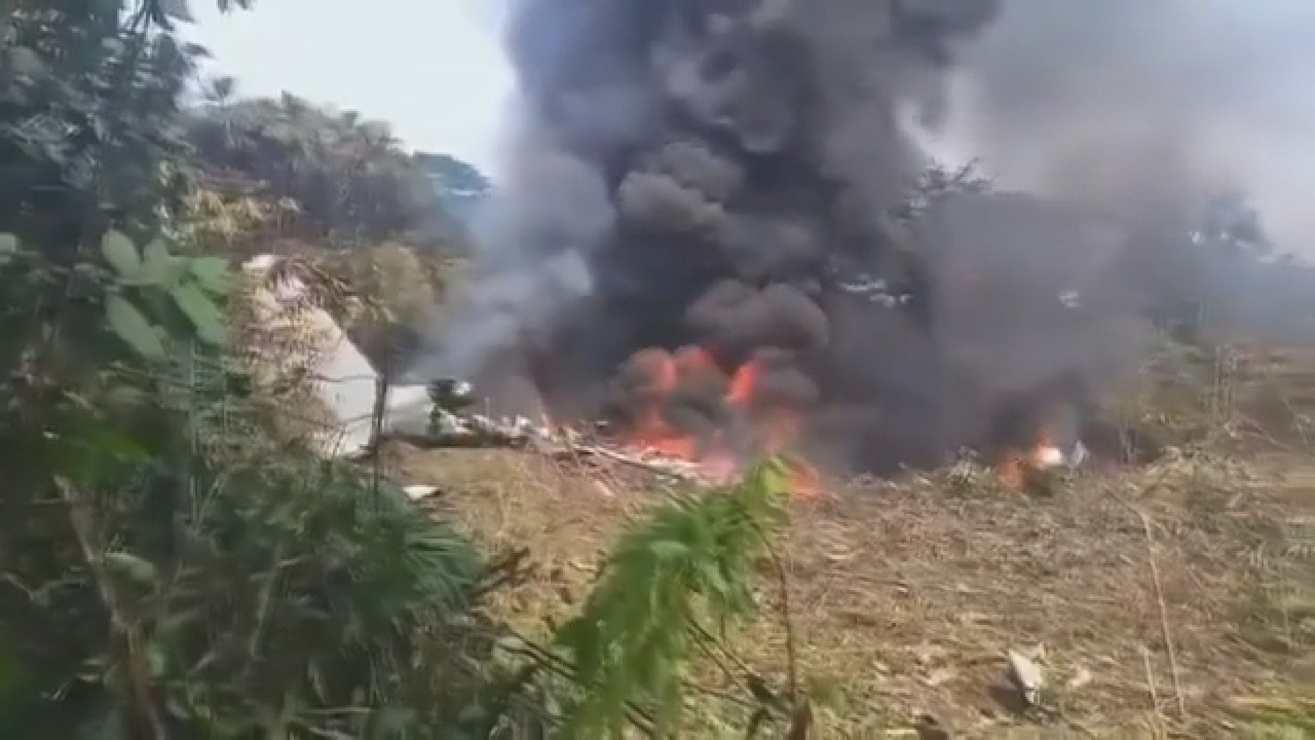 Kolombiya’da askeri uçak düştü: Çok sayıda asker taşıyordu
