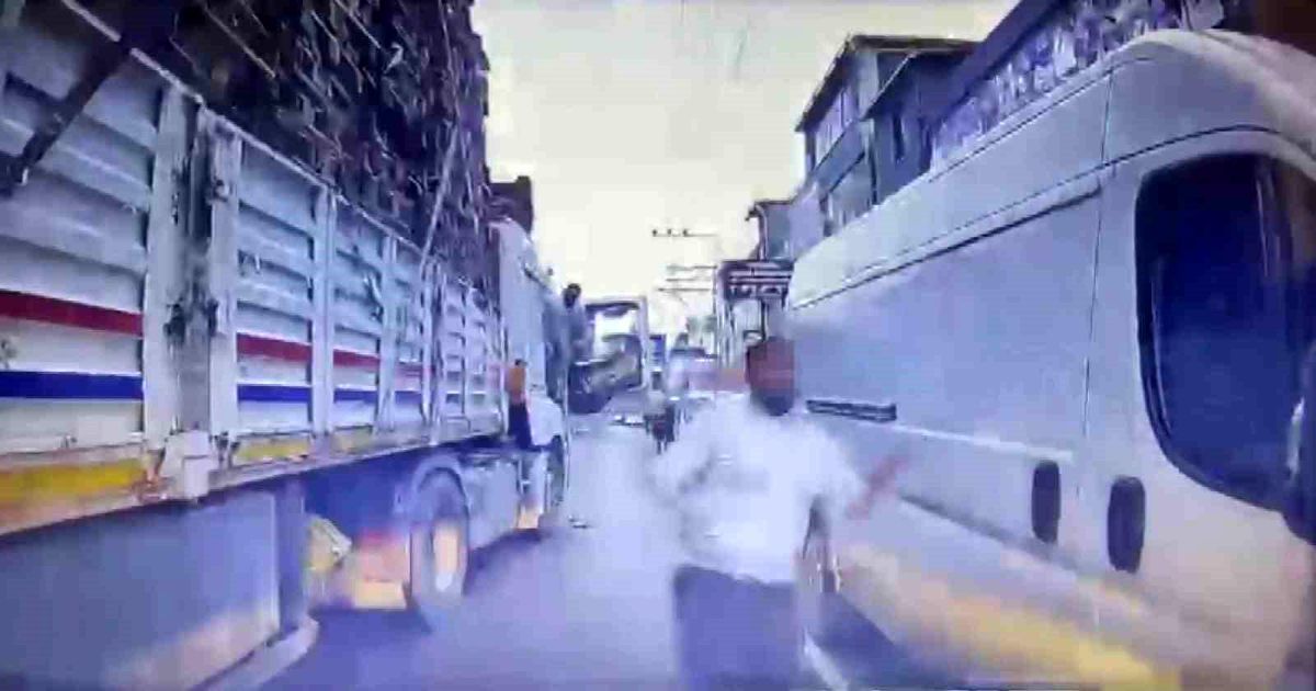 Trafikte dehşet: Tırdaki yolcu bıçakla saldırdı