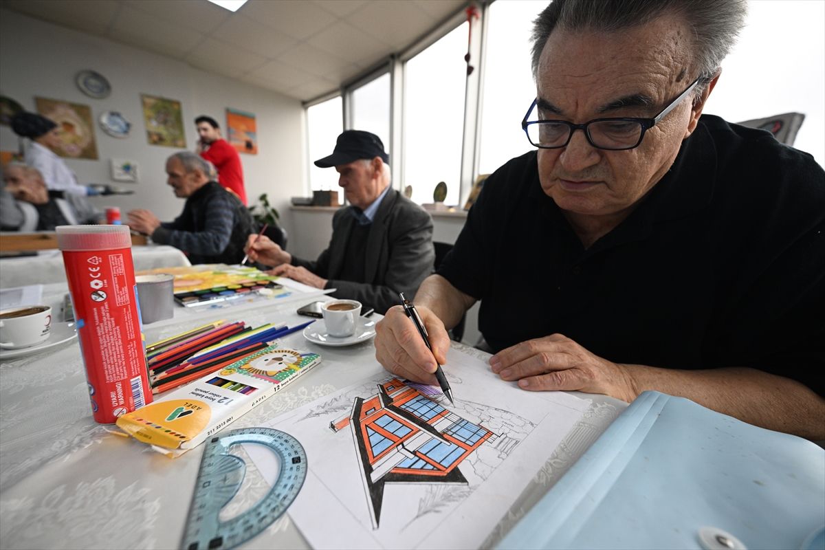 Türk Kızılay Konukevi sakinleri, sanatsal faaliyetlerle hayatlarına renk katıyor