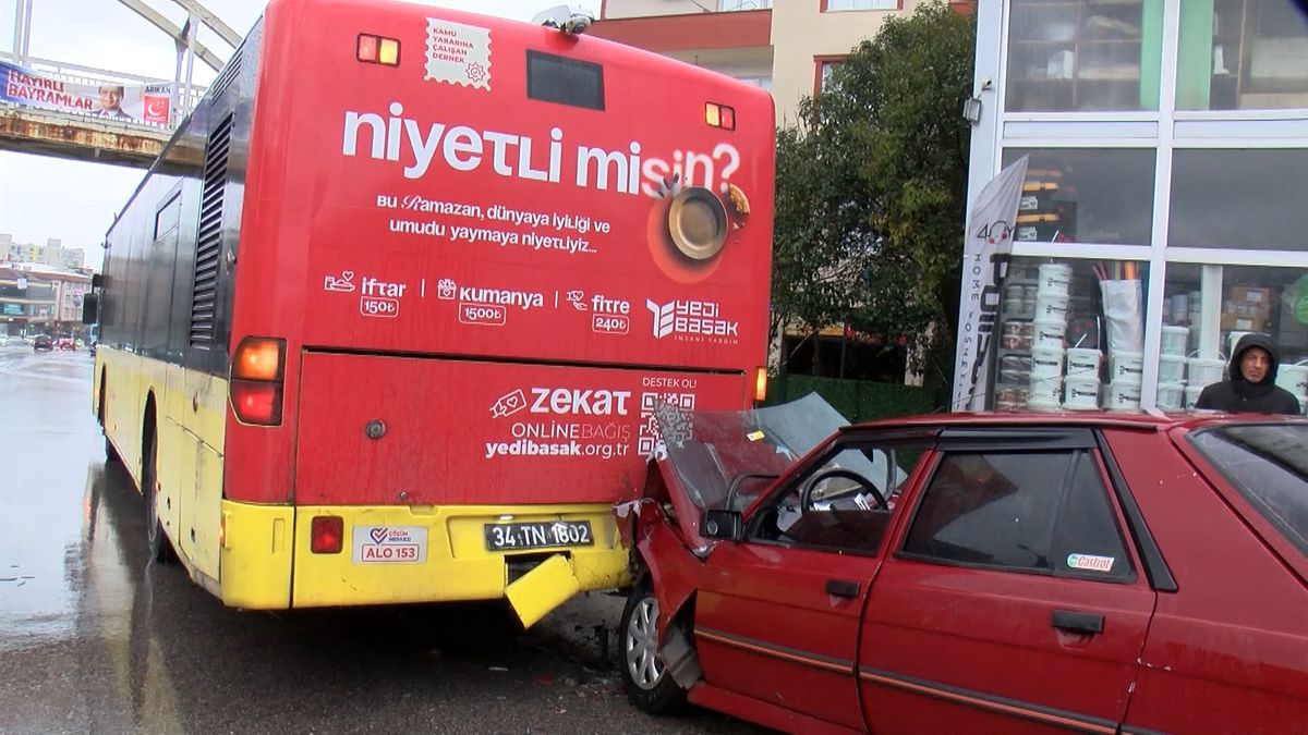 Ümraniye’de İETT otobüsüne çarpan otomobilin sürücüsü yaralandı