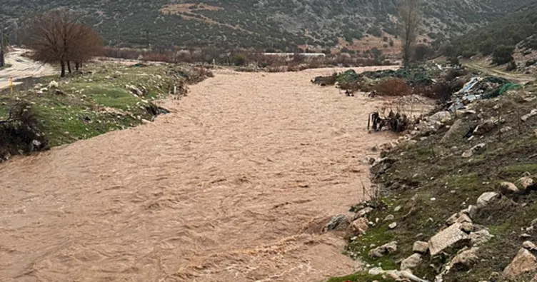 Antalya’da kuvvetli sağanak nedeniyle tarım arazileri ve seralar su altında kaldı