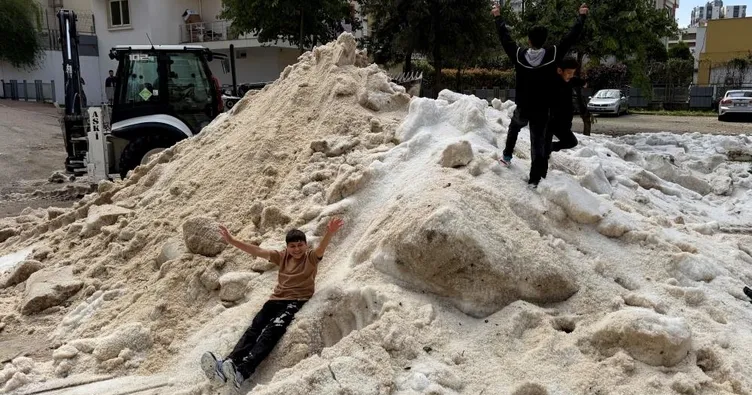 Adana’da nisan süprizi! Çocuklar kar topu keyfi yaşadı, renkli anlar oluştu