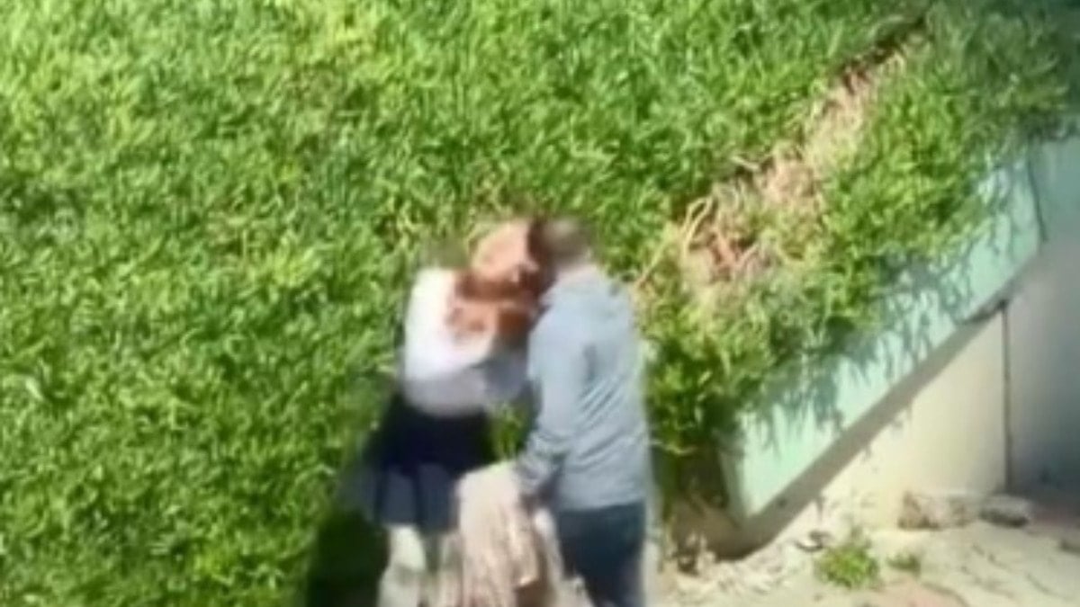 İstanbul’da sokak ortasında kadını darbetti, araya girenlere de saldırdı