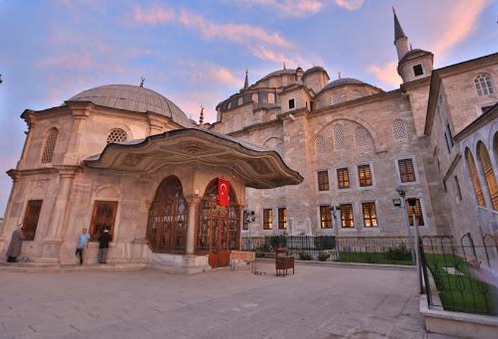Fatih Sultan Mehmet Türbesi Nerede, Nasıl Gidilir? Fatih’in Türbesi Ziyarete Açık Mı?