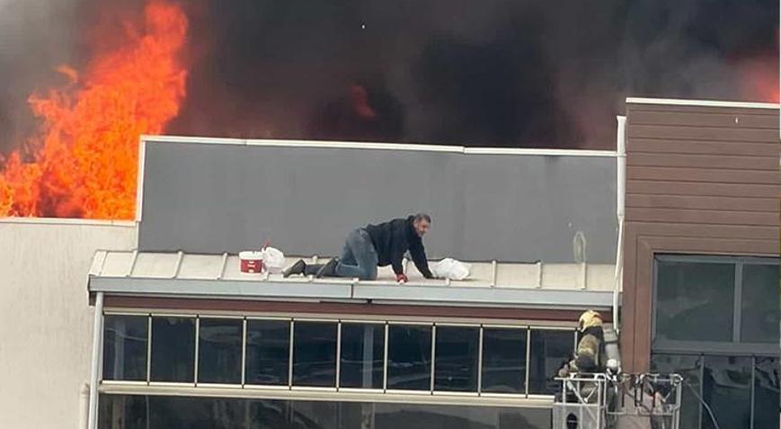 8 katlı binada korku dolu anlar! Çatıda alevler arasında mahsur kaldılar: Kurtarma anı kamerada