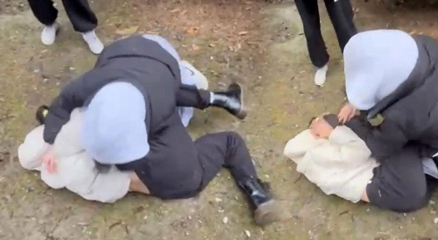 Liseli kızların kavgası vahşete dönüştü! Önüne gelen tekme attı