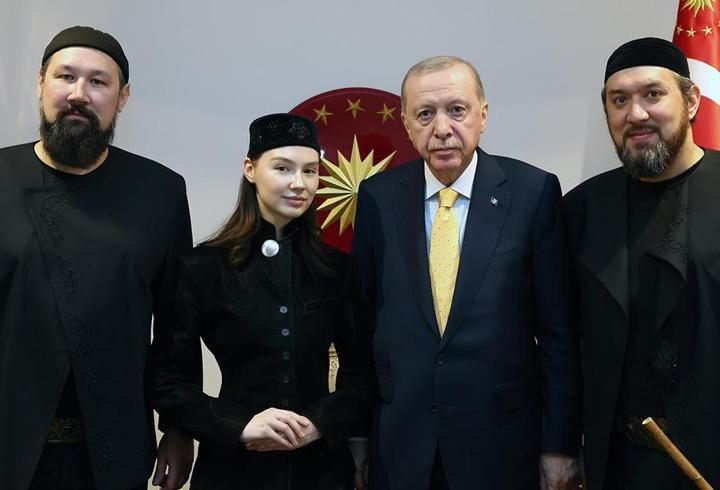 Cumhurbaşkanı Erdoğan, ‘Ay Yola’ müzik grubu ile bir araya geldi