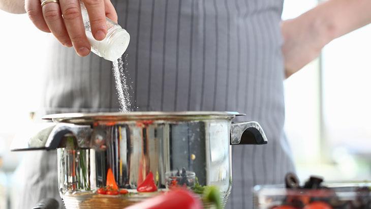 Her gün tüketiyoruz ama riskini bilmiyoruz! Mideyi sessiz sessiz yıpratıyor