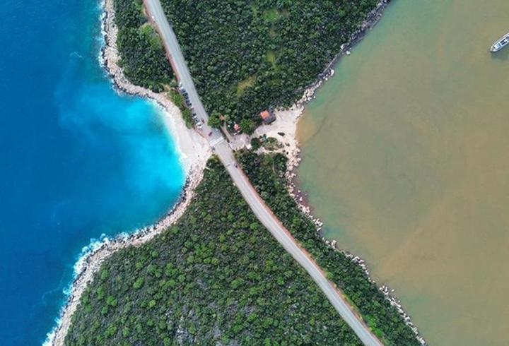 Kaş’ta sağanak sonrası dikkat çeken görüntü! Denizin bir kısmı kahverengiye döndü