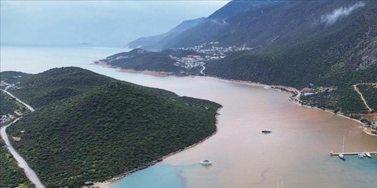 Kaşta sağanak sonrası dikkat çeken görüntü Denizin bir kısmı kahverengiye döndü