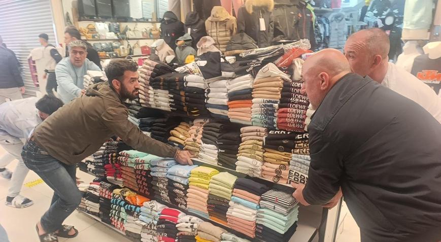 Butikte korku dolu anlar! Alevler bir anda yükseldi: Esnaf ürünleri kurtarmak için seferber oldu