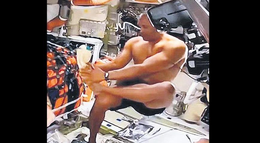 ‘Uzay duşu’ alırken kameraya yakalandı