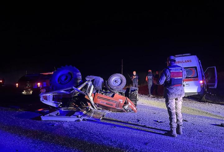 Erzurum’da feci kaza! Ambulans ile traktör çarpıştı: 4 yaralı