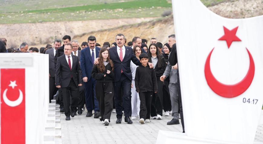 Bakan Tekin: Menfur bir olayın içerisinde çocuklarımızı kullandılar