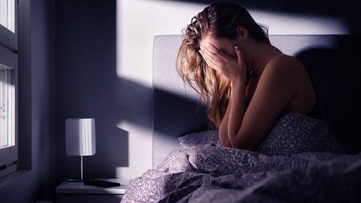 Uykusuz gecelerin 5 sorumlusu! Sağlığınızdan çalıyor, komodinlere dikkat