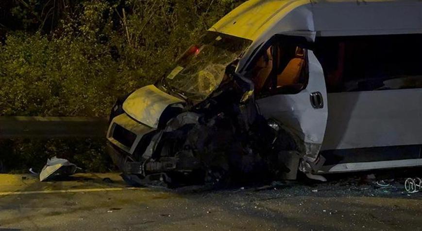 Beykoz’da servis minibüsü ile otomobil çarpıştı! 1’i ağır 11 yaralı