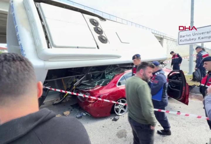 SON DAKİKA… Öğrenci otobüsü aracın üzerine devrildi: Yaralılar var