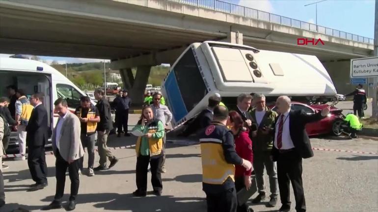 SON DAKİKA... Öğrenci otobüsü aracın üzerine devrildi: Yaralılar var