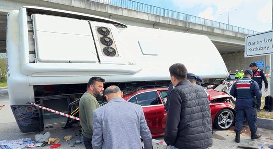 Bartın’da feci kaza! Halk Otobüsü otomobilin üzerine devrildi: Çok sayıda yaralı var