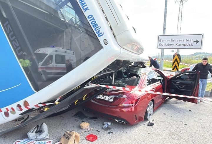 SON DAKİKA… Öğrenci otobüsü aracın üzerine devrildi: 46 yaralı