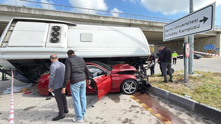 SON DAKİKA... Öğrenci otobüsü aracın üzerine devrildi: 46 yaralı