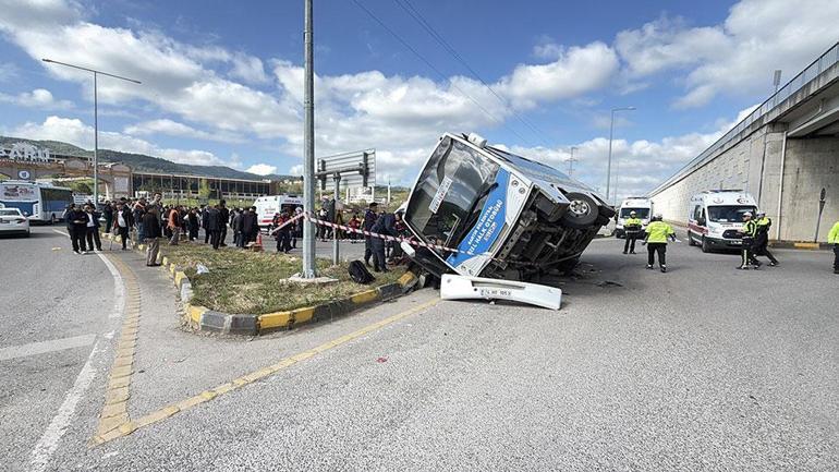 SON DAKİKA... Öğrenci otobüsü aracın üzerine devrildi: 46 yaralı