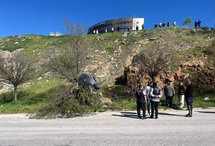 El freni çekilmeyen otomobil şarampole yuvarlandı