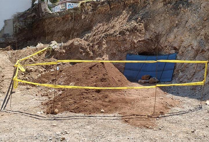 Hatay’da belediyenin kazısında kaya mezarı bulundu