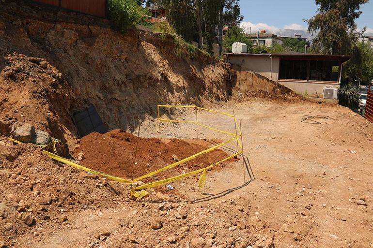 Hatayda belediyenin kazısında kaya mezarı bulundu