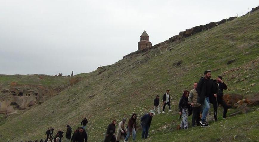 ‘Bin bir kilise’ şehri Ani, ziyaretçi rekoruna koşuyor! Gören Büyüleniyor