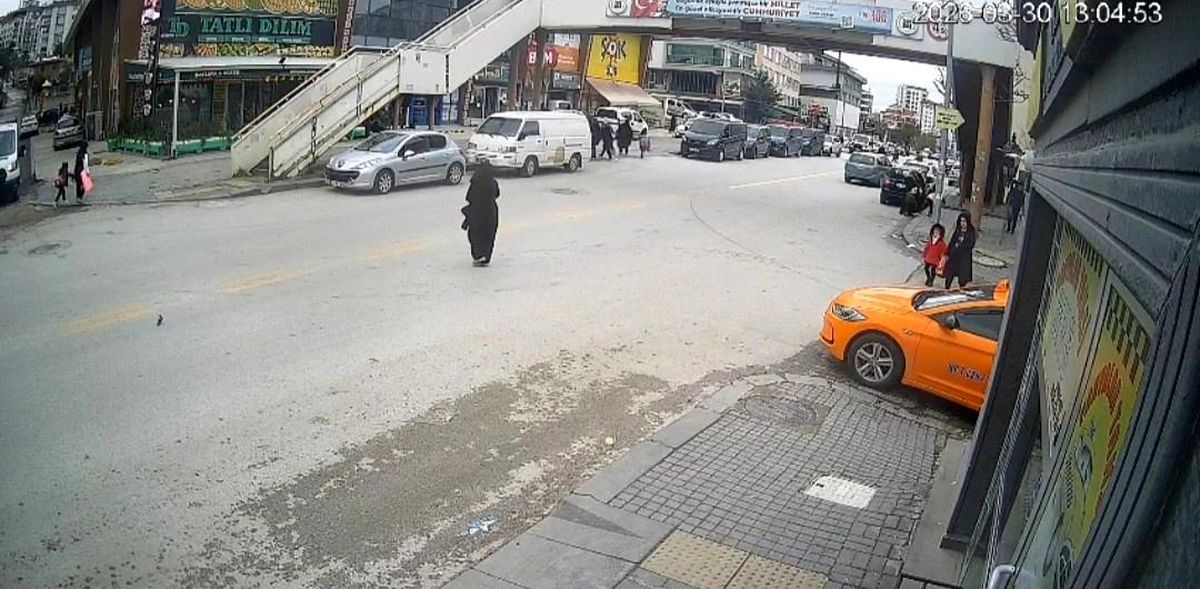 Ankara’da yolun karşısına geçmeye çalıştığı sırada otomobil çarpan çocuk ağır yaralandı