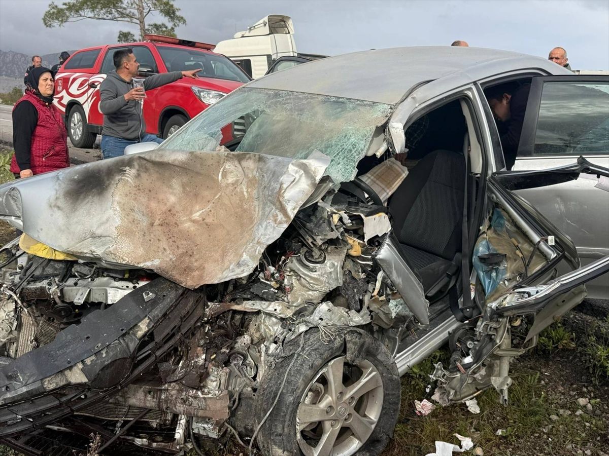 Antalya’da tır ile otomobilin çarpışması sonucu 2 kişi yaralandı