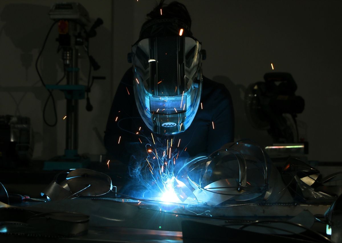 Atık metaller genç heykeltıraşın elinde sanat eserine dönüşüyor