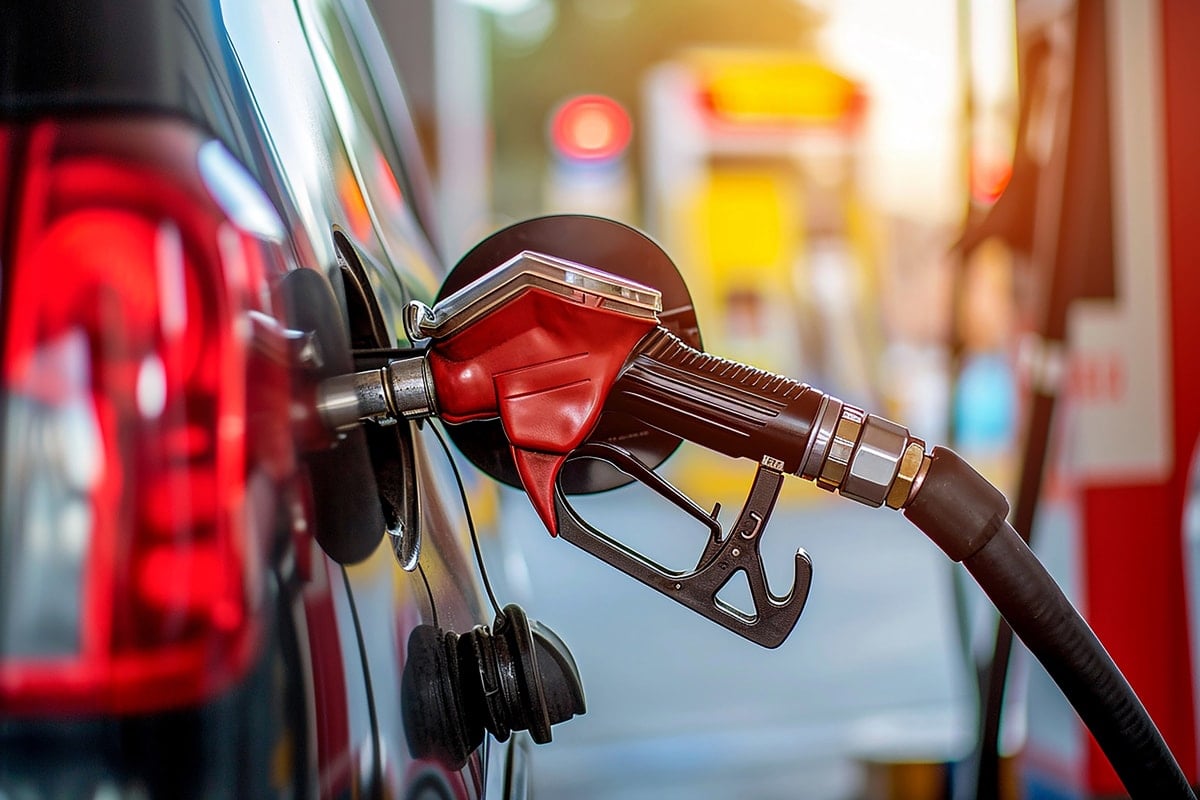 Pakistan’da benzin ve dizel fiyatları fırladı