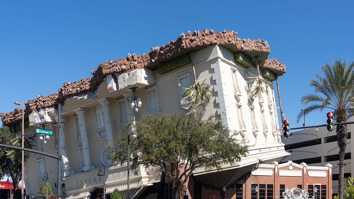 Şehrin ortasında tepetaklak duruyor