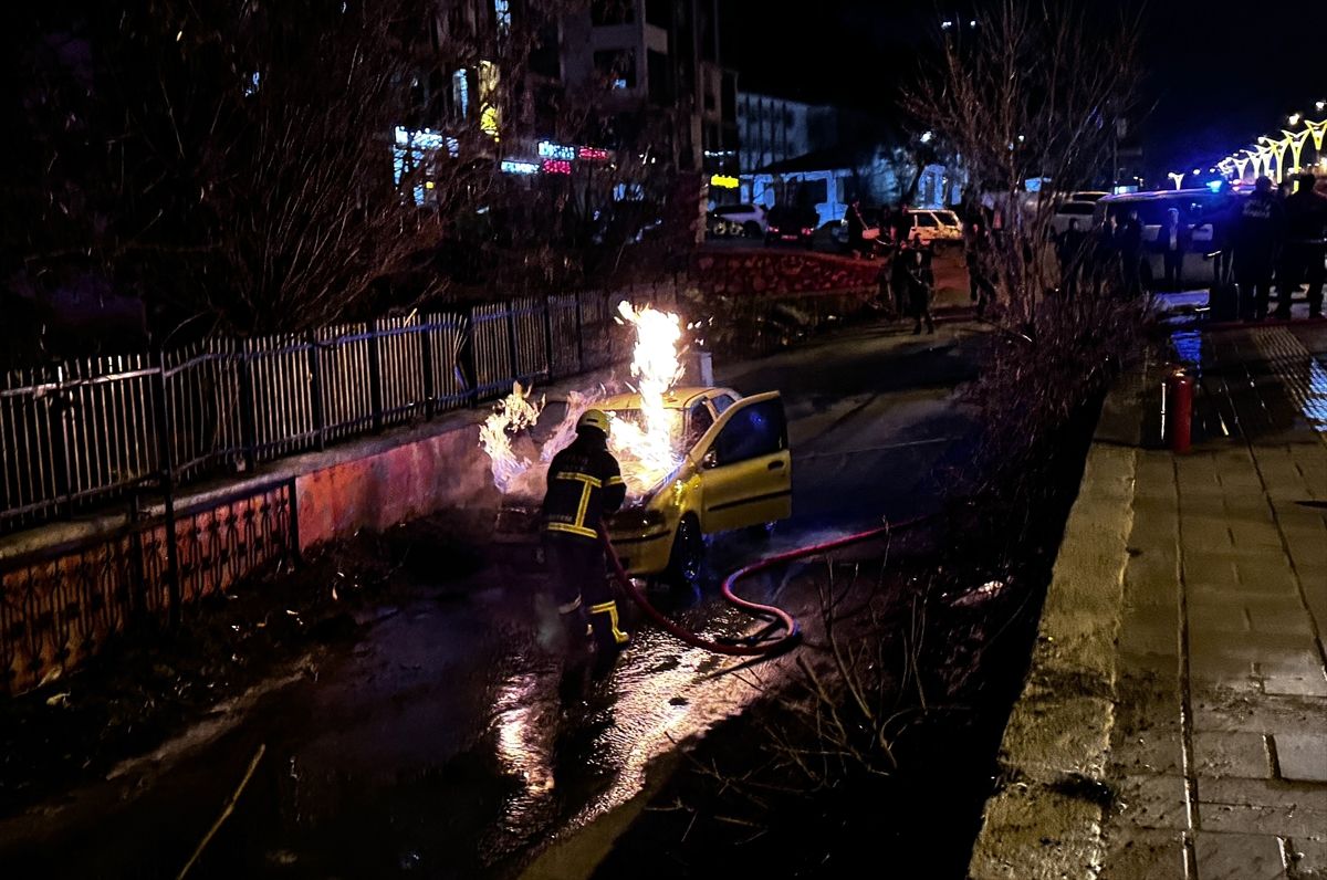 Bitlis’te seyir halindeki otomobil yandı