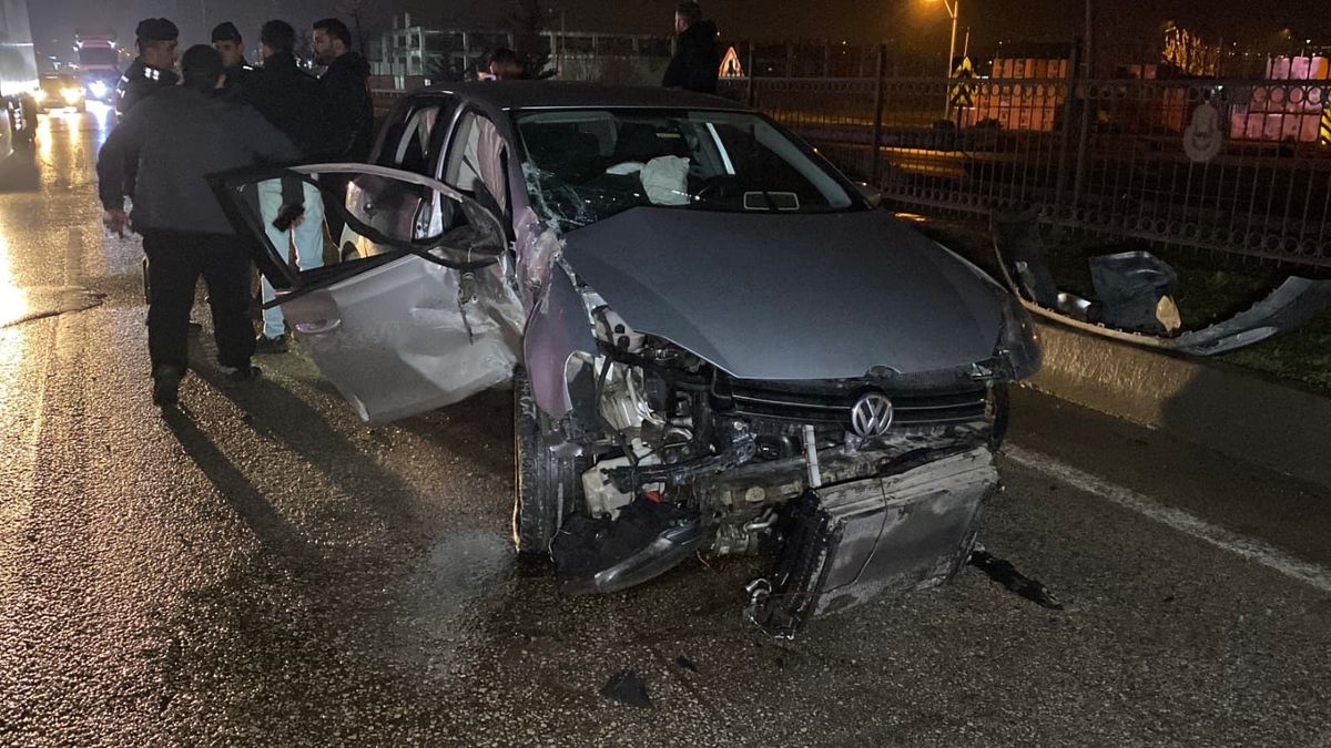 Bursa’da kontrolden çıkan otomobil direğe çarptı: 2 yaralı