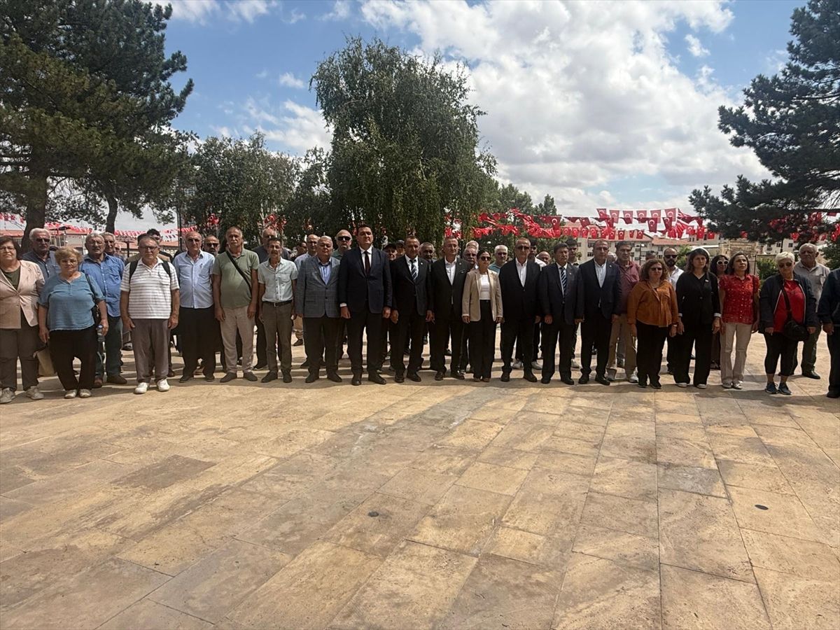 Atatürk’ün Anısına Çelenk Sunumu