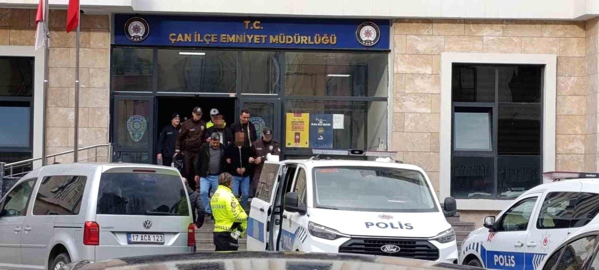 Çaldıkları araçla Edremit’te yakalanan 2 şüpheli tutuklandı